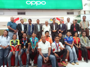Oradór prinsipál sira foto hamutuk hafoin semináriu Simpoziu Nasionál Timor-Leste iha Timór Plaza, sesta (18/11).