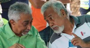 Prezidente CNRT, Kay Rala Xanana Gusmao dada lia hela ho Sekretariu Jeral Partidu FRETILIN, Dr. Mari Alkatiri iha eventu ruma iha tinan sira kotuk wainhira sei iha harmonia entre sira