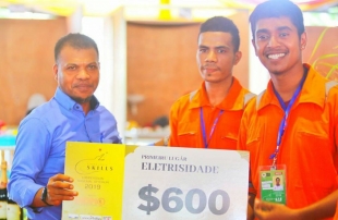Sekretáriu Estádu Formasaun Profisionál no Empregu SEFOPE Julião da Silva foto hamutuk ho manan nain iha Dom Bosco Komoro, Dili, (08/11)