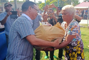 Sekretáriu Estadu Kooperativa (SEKOOP), Elizário Ferreira, entrega hela ai-han sesta bazika ba Benifisiaria.