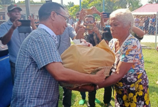 Sekretáriu Estadu Kooperativa (SEKOOP), Elizário Ferreira, entrega hela ai-han sesta bazika ba Benifisiaria.