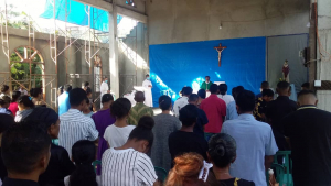 Padre (Pe), Aquile Sollo dirije hela misa iha Kapela Tasitolu Masinlidun, domingu (13/02).