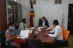 Ministru Asuntu Parlamentar no Komunikasaun Sosiál (MAPKomS), Francisco Martins Jerónimo, asina akordu ho reprejentante mídia online (Rádiu Rakambia no Rádiu Voz) no jornál imprime (Business Timor) iha Gabinete MAPKomS, tersa (25/05).