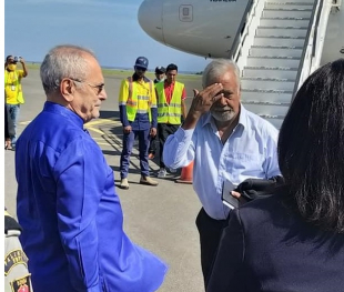 Prezidente Republika (PR), José Ramos Horta dadalia ho Prezidente Partidu CNRT, Kay Rala Xanana Gusmão, antes halo reprezenta Estadu Timor-Leste ba Estranjeiru, iha Aeroportu Komoro.