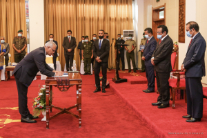 Ministru Finansas (MF) foun Rui Gomes asina akta pose ne&#039;ebe asiste husi Prezidente da Republika, Dr. Francisco Guterres Lu Olo, PM Taur Matan Ruak, Prezidente PN Dr. Aniceto Guterres, Membru VIII Governu Konstitusional no konvidadus sira seluk, iha Palasiu Prezidensial Bairro Pite, Dili (23/11) 