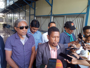 Prezidente Almamor hamutuk akompana husi ekipa no eis deputadu Fretilin Eládio Faculto, ko&#039;alia ba Jornalista sira hasoru malu deputadu Bankada Fretilin iha PN, tersa (22/9).