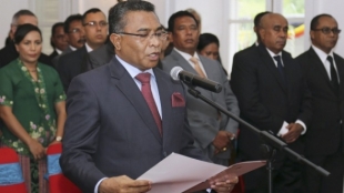 PM Rui Araujo, lee hela ninia juramentu durante seremonia tomada de pose iha 16/02/2015, iha Palasiu Lahane no bele nota iha membru governu barak maka asiste hela hodi PM halo ninia juramentu (foto File)
