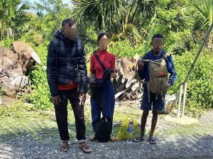 Sidadaun mane no feto, inisial CbS-34, MrA-19, no  PG-23, ne&#039;ebé foin fila husi Indonezia mai Timor-Leste liuhusi dalan ilegál iha Mota-Ain, sábadu (27/11). 
