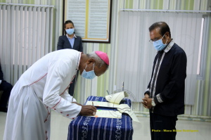 Prezidente Conferência Epíscopal Timorense (CET) no Bispu Dioseze Maliana Don Norberto do Amaral asina hela akordu ho Governu Timor Leste wainhira PM Taur Matan Ruak hamri&#039;ik hodi asiste (13/11) 