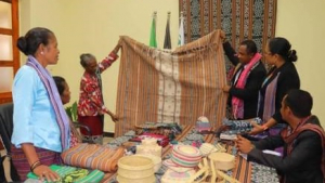 Grupu transformadór Indústria aprezenta kreatividades produtu lokál ba Prezidente Autoridade RAEOA no ZEESM Timor-Leste, Arsénio Paixão Bano.