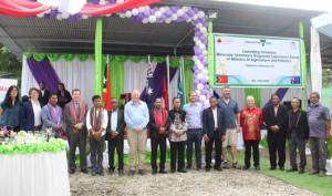 Ministru Agrikultura no Peska (MAP), Pedro dos Reis, hasai foto hamutuk ho entidante sira hafoin lansamentu Laboratóriu Moleculer Diagnóstiku Veterinária, iha Matadoru.