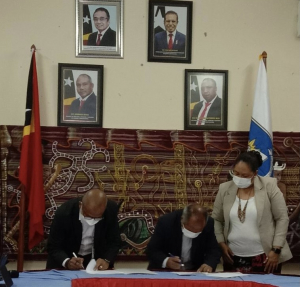 Ministeriu Edukasaun Juventude no Desportu (MEJD), Armindo Maia ho Diretór Ezekutivu Banku Nasionál Komérsiu Timor-Leste(BNCTL), Brigido de Sousa, asina hela akordu iha salaun MEJD, Vila Verde, kuarta (06/10). 