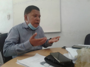 Observadór Polítiku husi UNTL, Camílio Ximenes de Almeida, ko&#039;alia ho média sira iha knaar fatin Kampus kampuz lama kaikoli, segunda (05/07). 