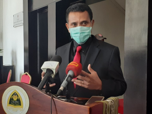 Ministru Administrasaun Estatál (MAE) Miguel Pereira de Carvalho ko&#039;alia ba jornalista sira hafoin hasoru malu ho Primeiru Ministru Taur Matan Ruak iha palasiu Governu (5/6)