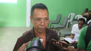 Sekretriu Estadu Kooperativas (SEKoop), Elizário Ferreira ba jornalista sira iha sede Kooperativa Cocamau Maubisse, kinta (24/02)