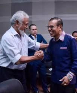 Eis-Komadante Em-chefe FALINTIL, Kay Rala Xanana Gusmăo (karuk) Primeiru Ministru (PM), Taur Matan Ruak (loos).