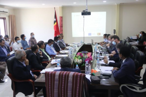 Prezidente Konsellu Ezekutivu Bee Timor-Leste (BTL, E.P), Carlos Peloi dos Reis, hala&#039;o reuniaun ho ekipa sira.