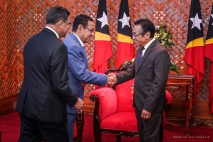 Prokurador Jeral da Republika, Dr. Jose da Costa Ximenes ka&#039;er liman ho Prezidente da Republika, Dr. Francisco Guterres Lu Olo wainhira hala&#039;o iha palasiu Prezidensial, Dili (9/3)