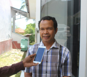Vise Prezidente Kooperativa Haburas Bagia, Paulino Dias Marrís koalia hela ho www.tempotimor.com iha postu administrativu Bagia, sexta (23/10).