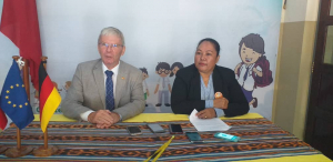 Diretóra Jerál Planu Polítika no Inkluzaun MEJD, Odília das Dores Un Marting (loos), no Reprezentante GIZ iha Timor-Leste, Raine Schellhaas (karuk), koalia hela ba média sira hafoin asina akordu iha Projetu Ai Ba Futuru, iha Edifísiu MEDJ Balíde , kuarta (02/09).