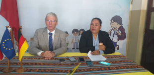 Diretóra Jerál Planu Polítika no Inkluzaun MEJD, Odília das Dores Un Marting (loos), no Reprezentante GIZ iha Timor-Leste, Raine Schellhaas (karuk), koalia hela ba média sira hafoin asina akordu iha Projetu Ai Ba Futuru, iha Edifísiu MEDJ Balíde , kuarta (02/09).