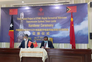Emabaixadór Xina mai Timor-Leste, Xiao Jianguo (karuk) ho MAPKomS, Francisco Martins Jerónimo (los) asina hela akordu ba SDTMT iha palasiu governu, segunda (12/07).