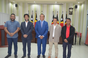 Ministru Asuntu Parlamentár no Komunikasaun Sosiál, Francisco Martins da Costa Pereira Jerónimo ho SEKomS, Mericio Juvinal dos Reis Akara foto hamutuk ho membru Board RTTL. Ep iha Palasiu Governu (30/7)