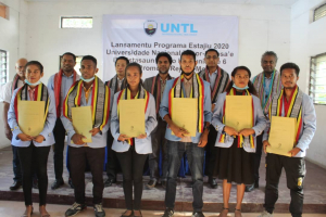 Estudante Departamentu Komunikasaun Sosial UNTL, hamutuk nain 6 kompostu husi feto 3 no mane 3 hasai fotografia hamutuk ho SEKOMS, UNICEF, MJ hafoin serimonia lansamentu estájiu tinan 2020 hodi dezloka ba estasaun rádiu komunidade sira iha munisípiu 6 durante loron 06 to&#039;o 28 fulan Novembru 2020, iha kamous UNTL Kaikoli, kinta (05/11)