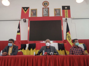 Sekretáriu Jerál Partidu Frente Revolusionáriu Timor-Leste Independente (FRETILIN), Marí Bin Amude Alkatiri, akompaña husi estrutura partidu halo Konferénsia imprensa iha CCF, Komoro, kinta (27/01).