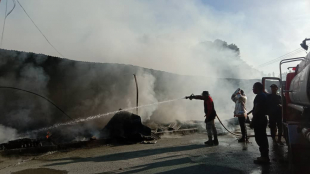 Ekipa Bombeiru hatama hela ahi ne’ebé hán iha merkadu Manleuana, loron 14 fulan-fevereiru. 