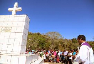 Komunidade ho padre reza iha Monumentu Waimori