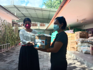 Diretora nasionál World Vision TL, Migena Shula entrega hela material simbolikamente ba Diretora Komisaun Direitu Labarik, Dinorah Granadeiro iha Bidau, Segunda (28/06).