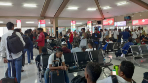Timoroan na&#039;in 161 ne&#039;ebé prepara ona iha sala departure aeroportu Komoro,-nian molok aranka ba reinu unidu. Kuarta (28/10).