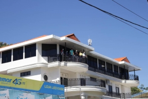 Timoroan sira ne&#039;ebe kuarentena iha Hotel Leo Kasi Rai Kotu, hamriik hamutuk iha andar leten hateke tun ba liuron (17/4)