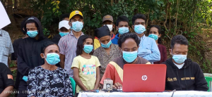 Famîlia Matebian JCS hamutuk ho Klibur Juventude Suku Loi-Ulu (KJLU) halo komunikadu imprensa iha Aldeia Mota-Ulun Suku Bekora, segunda (26/4)