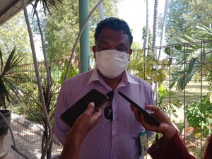 Diretór ezekutivu Servisu Autónomu Medikamentu no Ekipamentu Saúde (SAMES), Santana Martins koalia ho média sira iha Aeroportu Internasional NIcolau Lobato, Komoro, kuarta (05/05). 