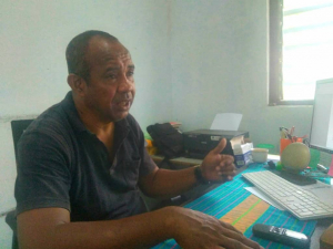 Sekretáriu Konsellu Vetéranus Munisípiu Baukau, Manuel da Costa Soares  ko&#039;alia hela ba media sira iha kna&#039;ar fatin vila antiga, sesta (12/11).