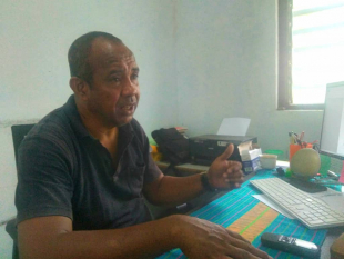 Sekretáriu Konsellu Vetéranus Munisípiu Baukau, Manuel da Costa Soares  ko&#039;alia hela ba media sira iha kna&#039;ar fatin vila antiga, sesta (12/11).