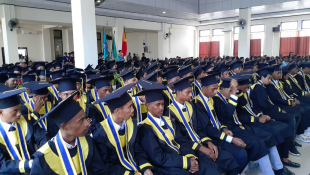 Graduadu sira iha hela salaun laran hodi hein ba muda fita husi Diretór Eskola ETI-DILI Dionísio Ximenes (28/12)