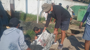 Prezidente Partidu CNRT, Kay Rala Xanana Gusmão hamutuk ho komunidade hamoos hela valeta iha área Balide Eskola 4 Setembru UNAMET, Dili kuarta (14/07).