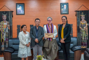 Ministru Obras Públika (MOP), Samuel Marçal, hasai foto hamutuk ho Enkarregada Negósiu Austrália mai Timor-Leste (Australia’s Charge D’affairs to Timor Leste), Caitlin Wilson ho ekipa.