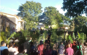 Sarani Katóliku sira iha Baukau tuir hela Misa Selebrasaun Domingu Ramos iha Eskola Primária Katólika São Domingos Sávio iha Vila Antiga Postu Administrativu Baukau, Munisipiu Baukau, Domingu (10/04).