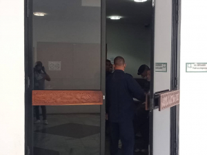 sreguana sia iha Portaun entrada ba Plenaria Parlamentu Nasional, Tersa (6/10)