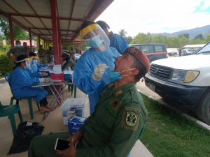 Pesoal Saude Teste Swab hela ba membru Unidade Espesial Polisia-PNTL ida iha Komandu Jeral PNTL, Kaikoli, kinta (06/05).