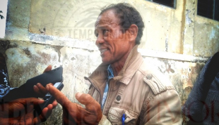 Profesór Eduardo Ximenes husi Eskola ESG-filial Dom Carlos Filipe Bele Afaça, ko&#039;alia hela ba mídia iha resintu servisu edukasa Baukau, Kuarta (15/02).